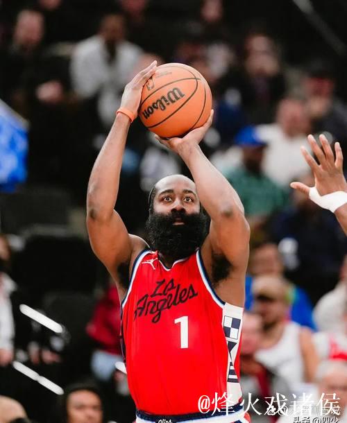 次节还剩4分钟哈登追身三分命中，取得本场首记运动战进球